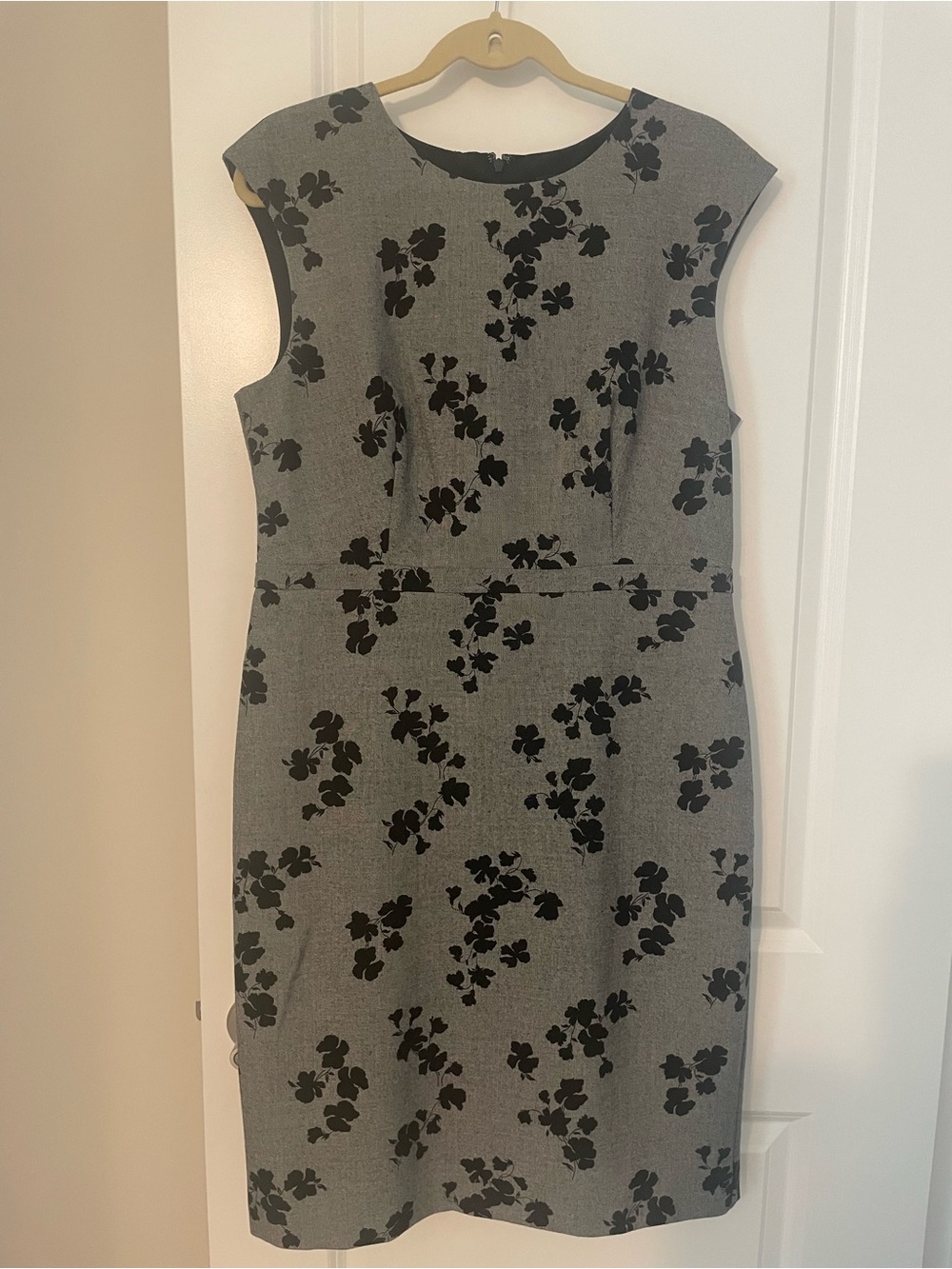 Ann Taylor Black and Gray Sleeveless Gray Floral Sheath Dress Sz 12